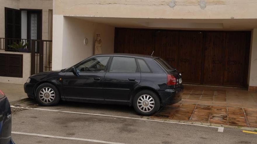 A pesar de la prohibición actual se sigue estacionando sin respetar las líneas amarillas.