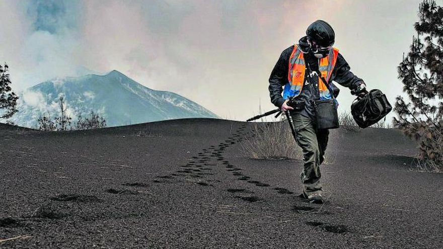 Un científico hace medicioones cerca del volcán en Cabeza de Vaca.
