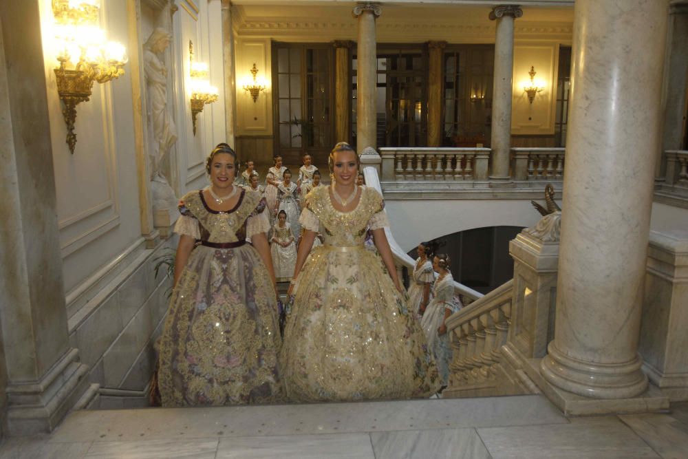 Las cortes de honor ensayan la proclamación de las falleras mayores