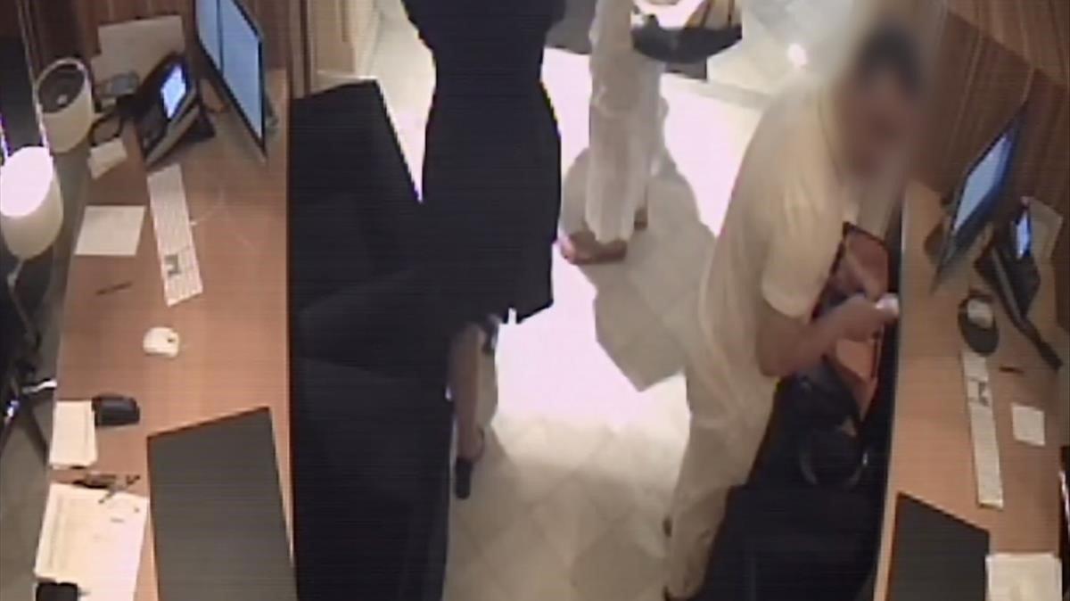 Imagen del ladrón que robó a la familia real de Qatar en un hotel de Barcelona. Imagen del ladrón que robó a la familia real de Qatar en un hotel de Barcelona.