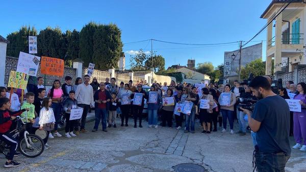 Perales del Puerto se echa a la calle para que acaben las obras del colegio  - El Periódico Extremadura