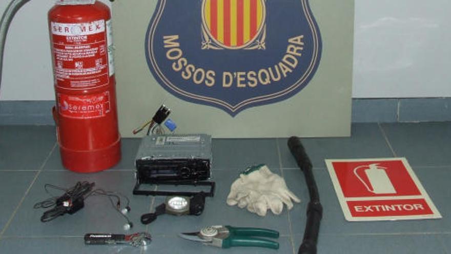 El material robat i algunes de les eines que portaven a sobre els tres joves detinguts a la Bisbal d&#039;Empordà | Mossos d&#039;Esquadra