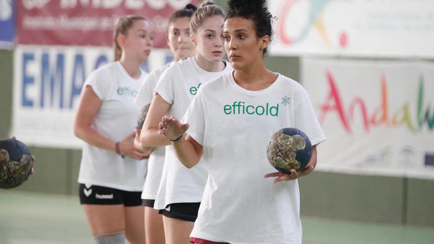 Aroa Montoro, durante un entrenamiento en La Fuensanta con el Adesal Córdoba.