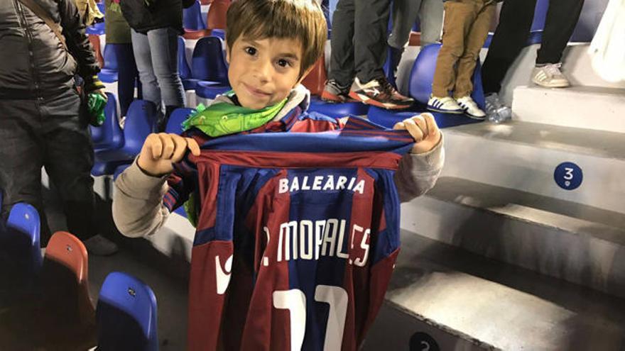 Diego, con la camiseta que le regaló Morales ante el Elche.