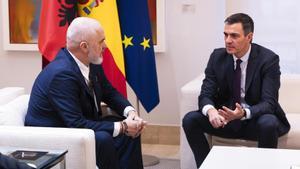 El presidente del Gobierno, Pedro Sánchez, y el primer ministro de Albania, Edi Rama.