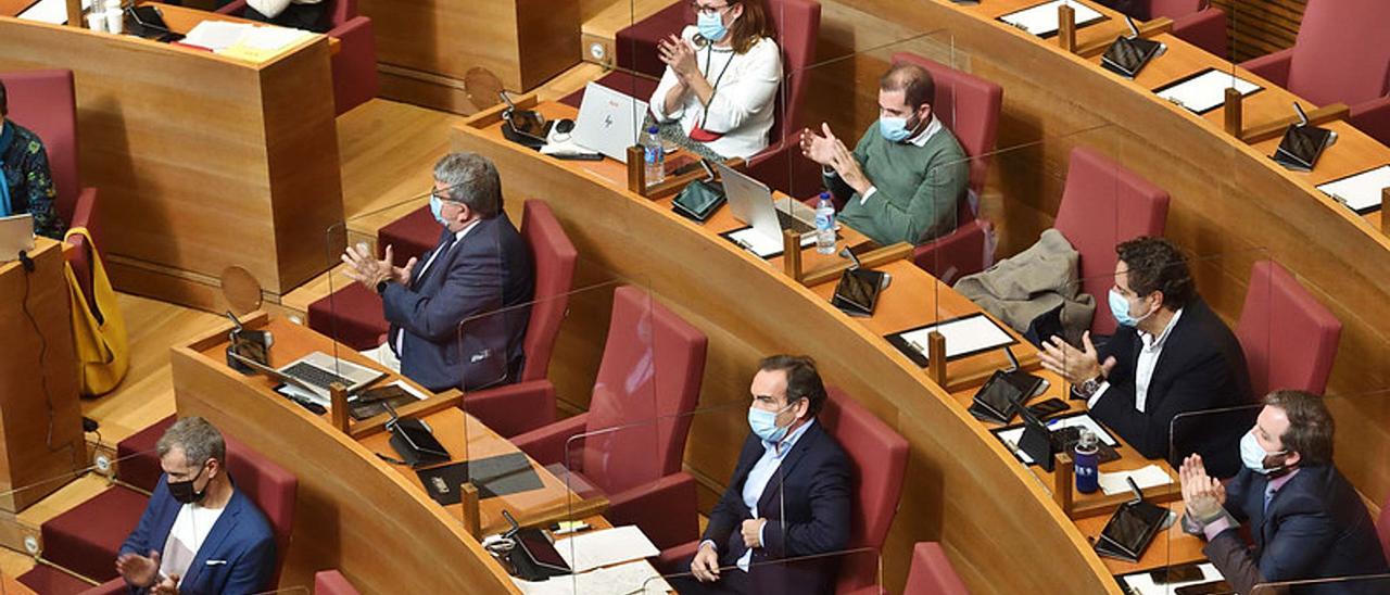 Parlamentarios de Ciudadanos, durante una de las sesiones plenarias de las Cortes Valencianas, con el ya exsíndic Toni Cantó al frente.  |