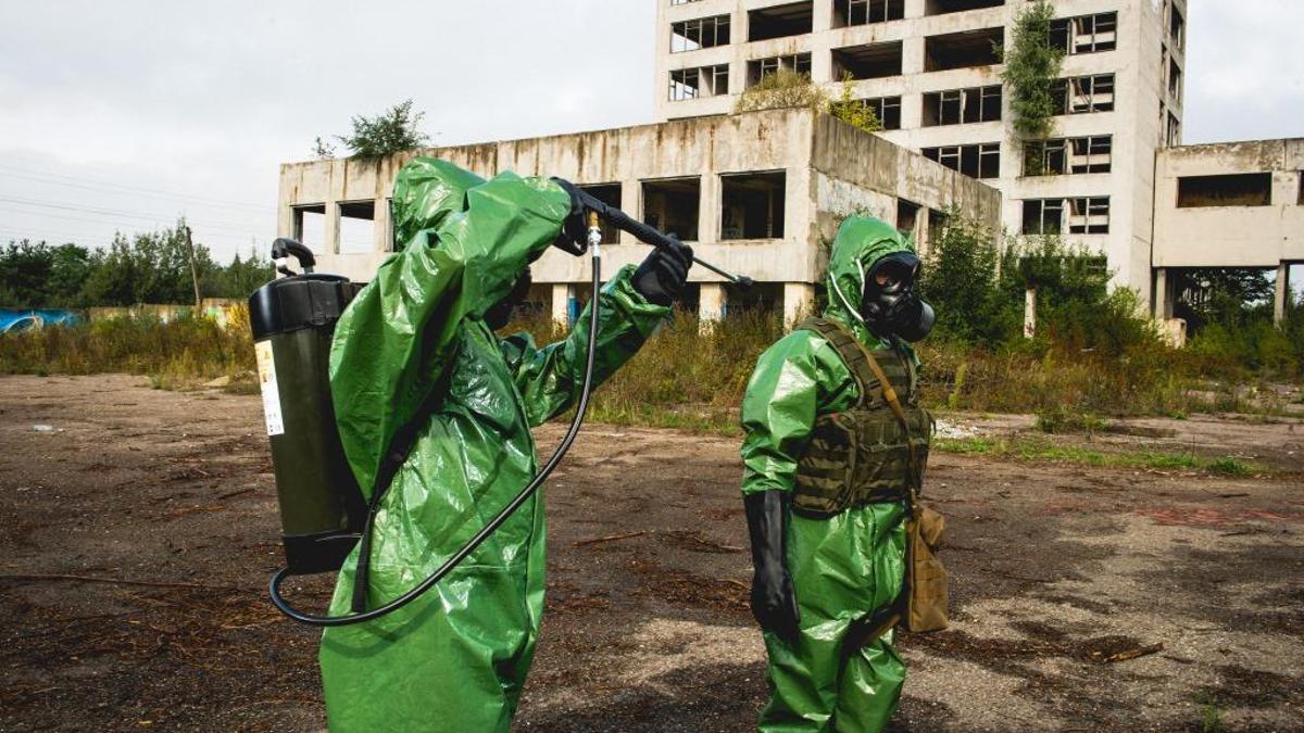 Dos soldados ucranianos se descontaminan con equipos de HispanoVema.