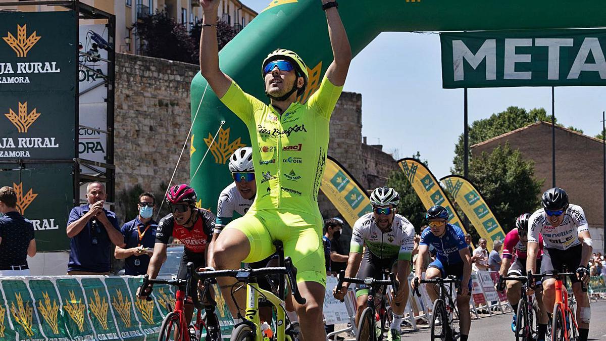 El corredor cántabro del equipo Rías Baixas se impuso con claridad a sus rivales en el sprint de la avenida de la Feria de Zamora. / José Luis Fernández