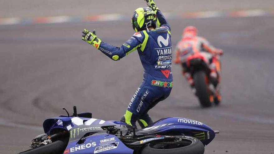 Rossi protesta tras irse al suelo después del encontronazo con Márquez. // Efe