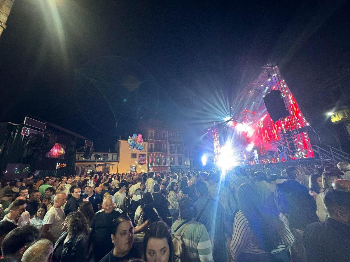 Ambiente en la última verbena de las fiestas de San Roque.