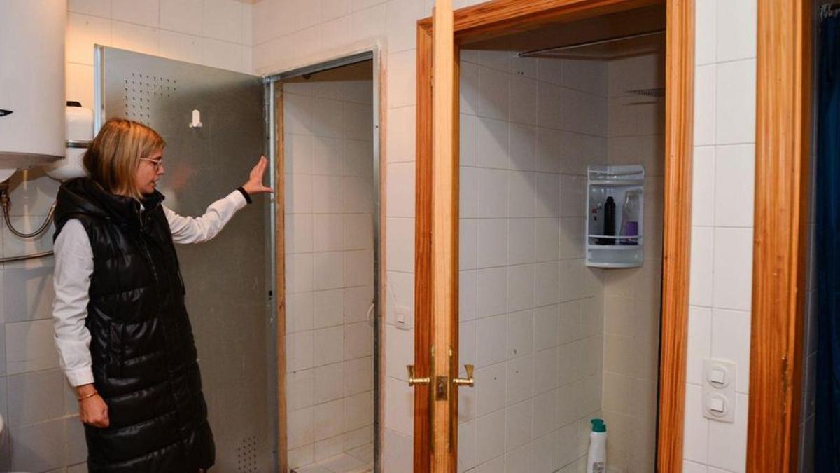 Zona de duchas del edificio donde estará el centro de emergencia de Cáritas en Plasencia.