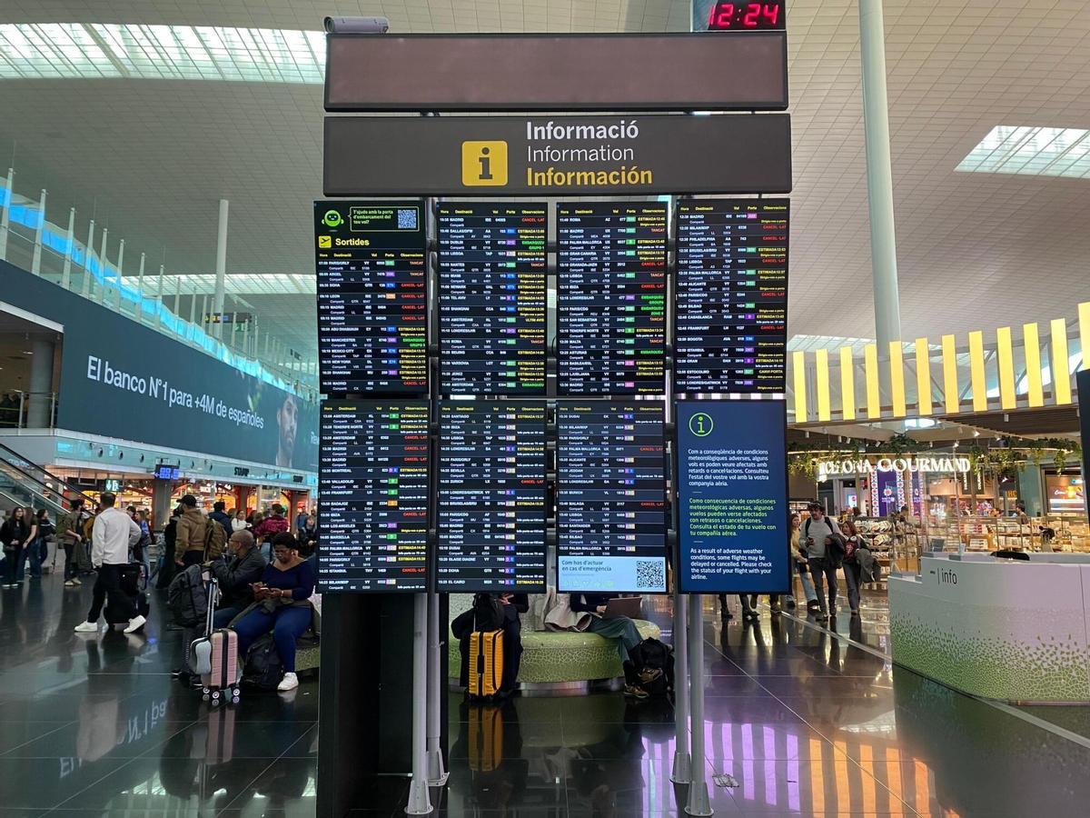 Panel de información sobre los vuelos del aeropuerto El Prat de Barcelona.