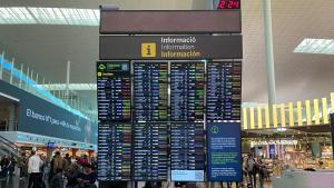 Panel de información sobre los vuelos del aeropuerto El Prat de Barcelona.