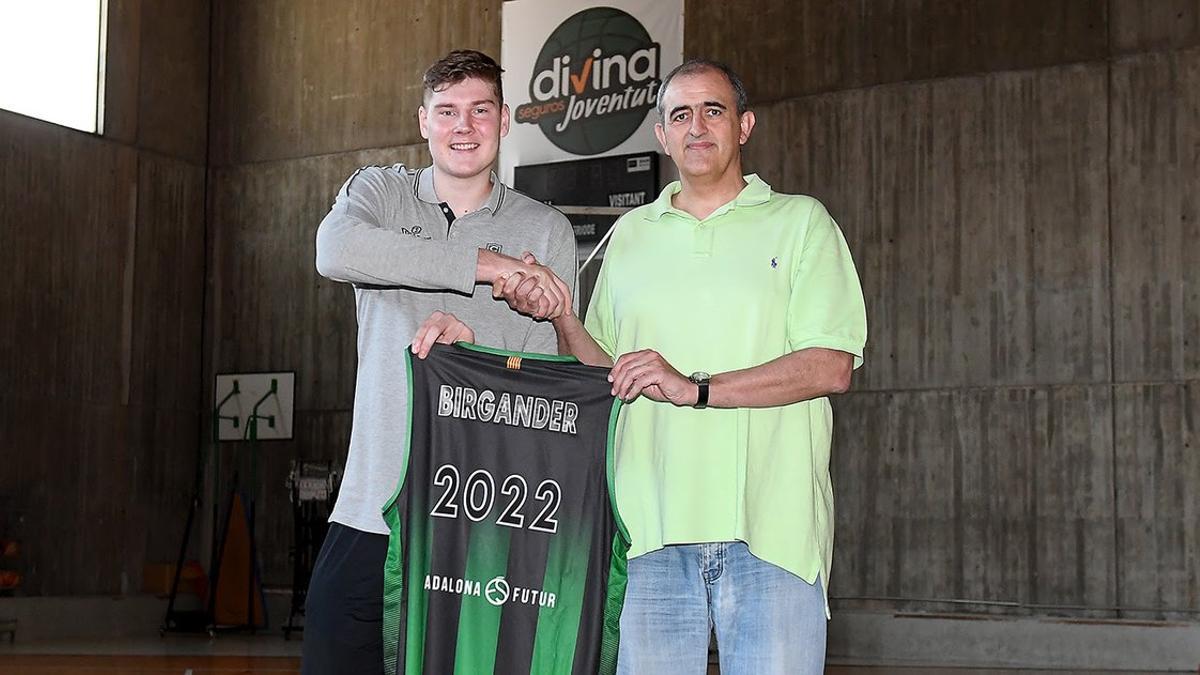 El presidente del club, Junan Morales, junto al pívot verdinegro Simon Birgander