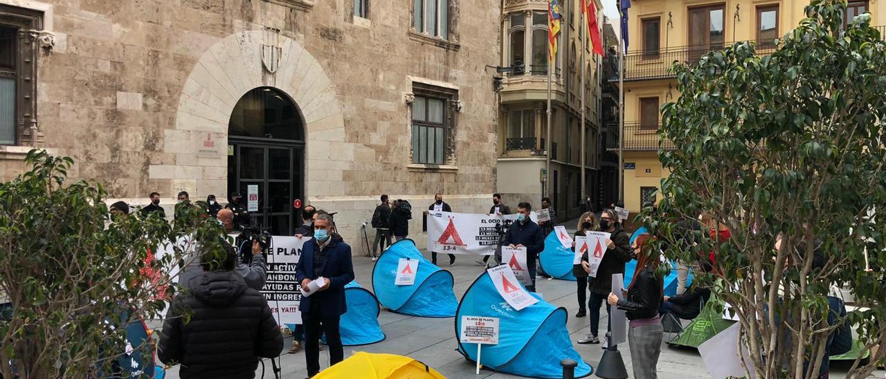 Un momento de la acampada que se celebra desde esta mañana ante el Palau del Consell