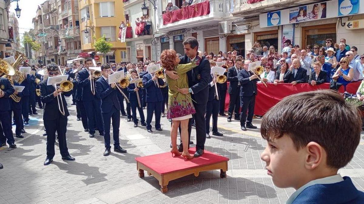 La presidenta de la sociedad se funde en un abrazo con Garcés el pasado fin de semana tras conocerse su renuncia.