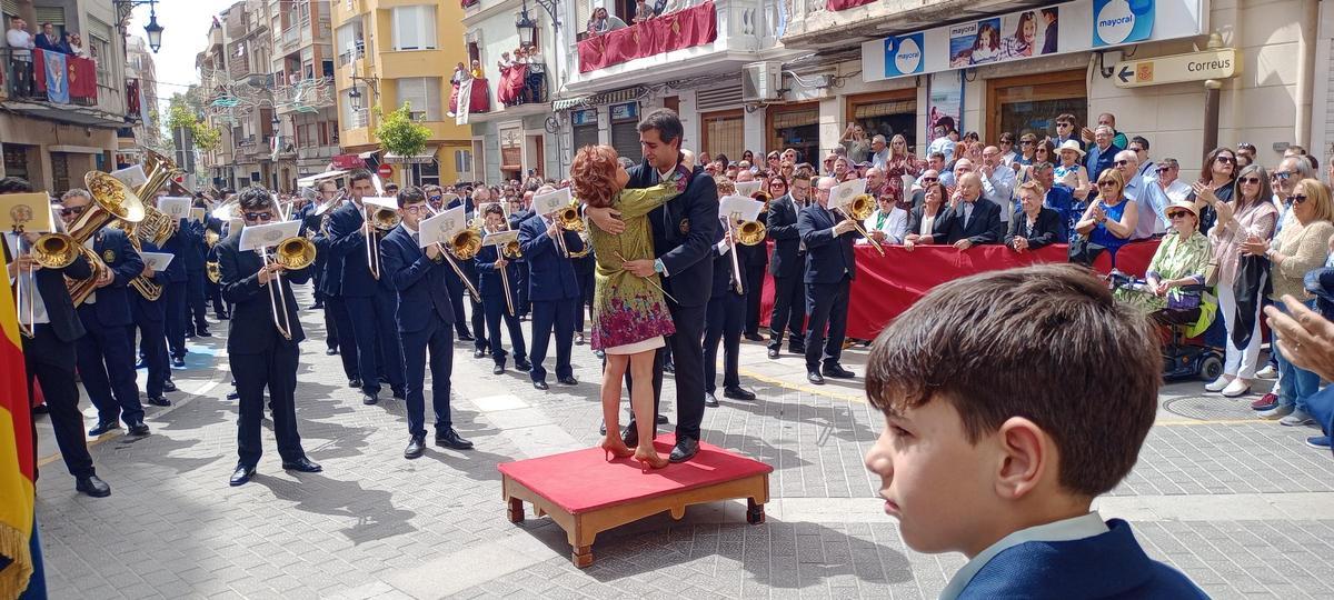 La presidenta de la sociedad se funde en un abrazo con Garcés el pasado fin de semana tras conocerse su renuncia.