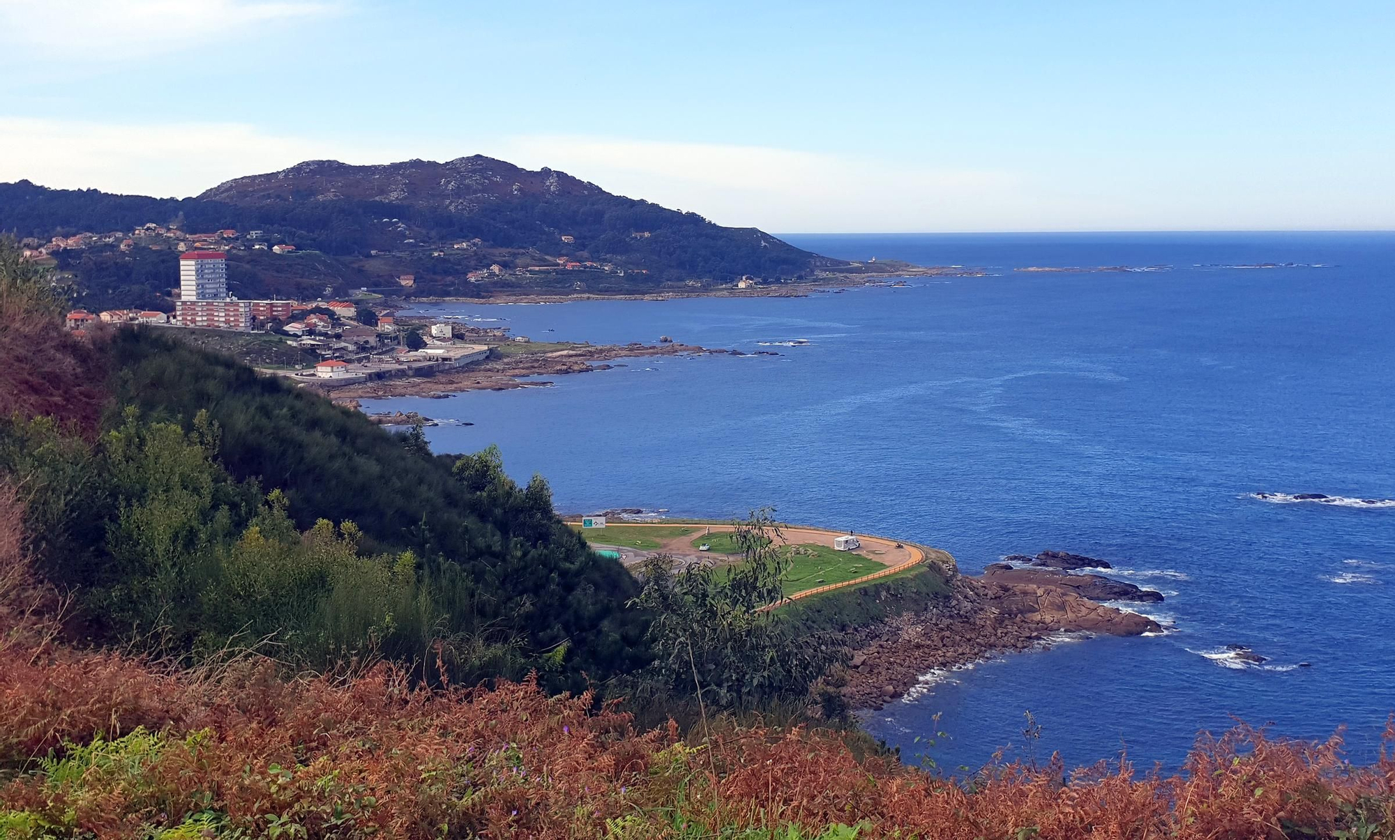 Litoral de Cabo Silleiro en Baiona, y con vistas al rompeolas