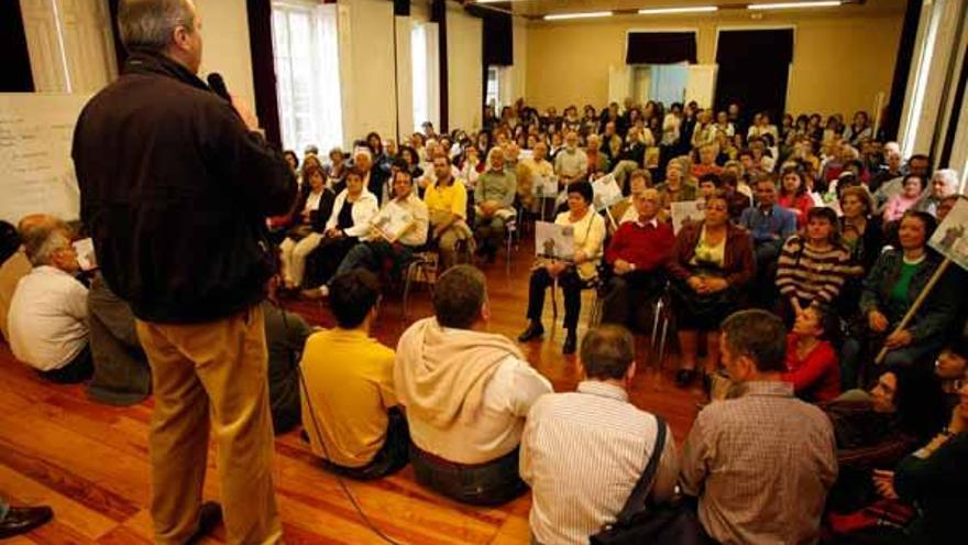 Um momento de la asamblea, en la que se informó de que se recogieron casi 5.000 firmas para exigir la permanencia en el edificio.