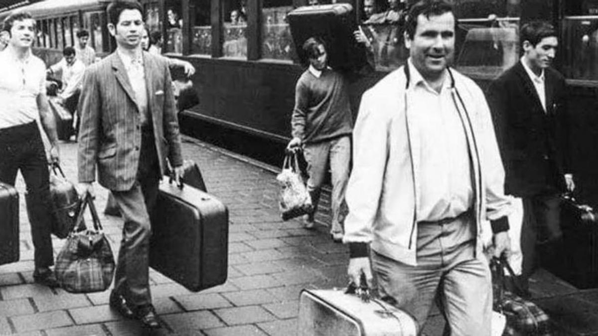 Emigrantes en una estación de tren.