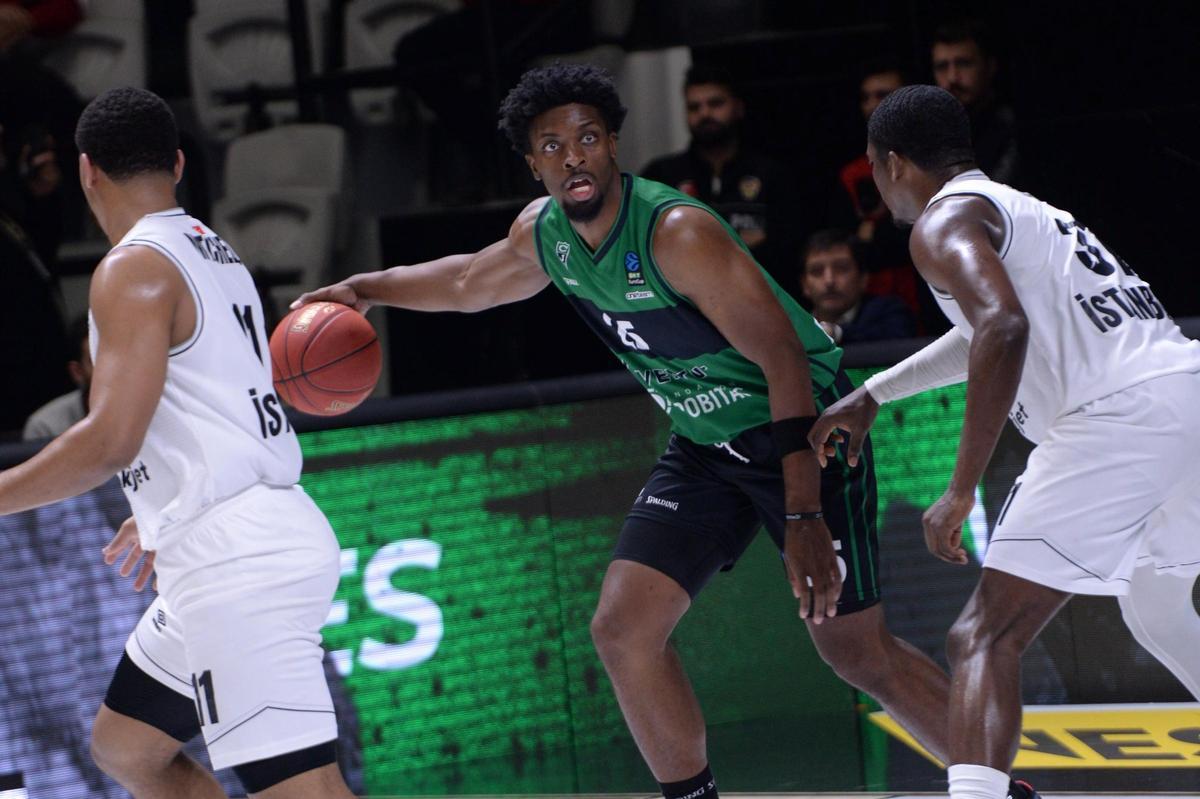 Cook, en una acción del encuentro ante el Besiktas