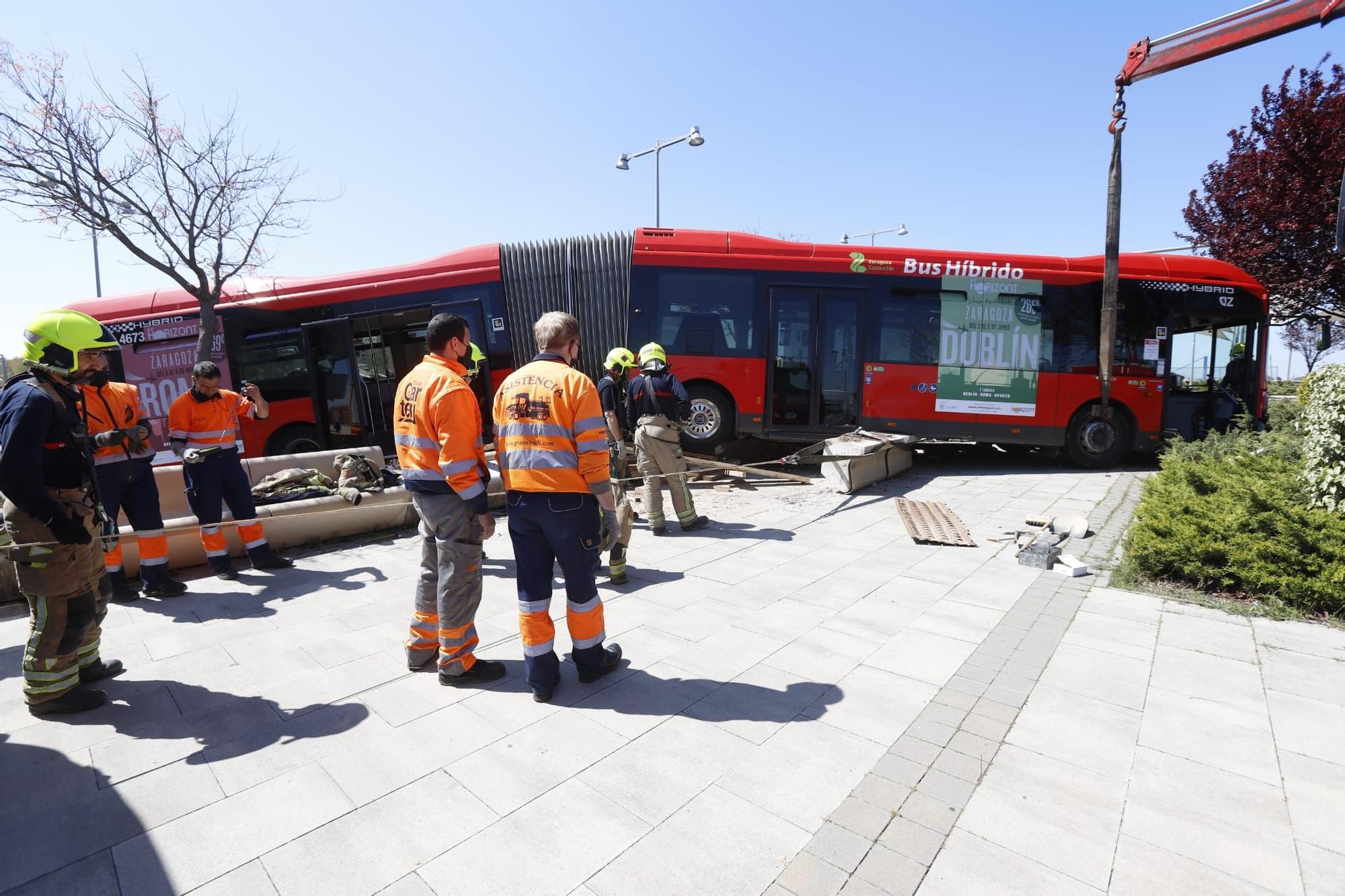 Un autobús urbano sin pasajeros se accidenta al salirse de la vía en Zaragoza