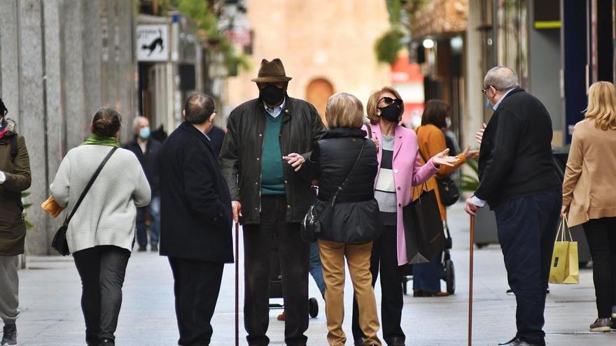 Los encuentros de más de 
dos personas en las calles
estarán prohibidos a
partir de mañana.  ISRAEL SÁNCHEZ