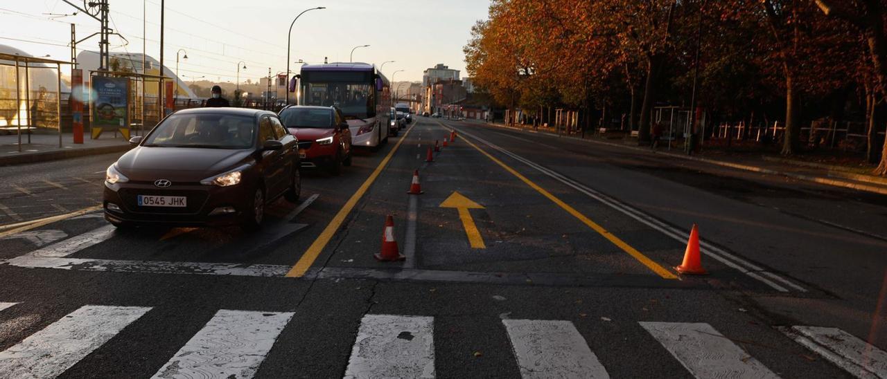 Marcas viales en la calle del Muelle con el inicio de una nueva fase de obras en el entorno del parque.