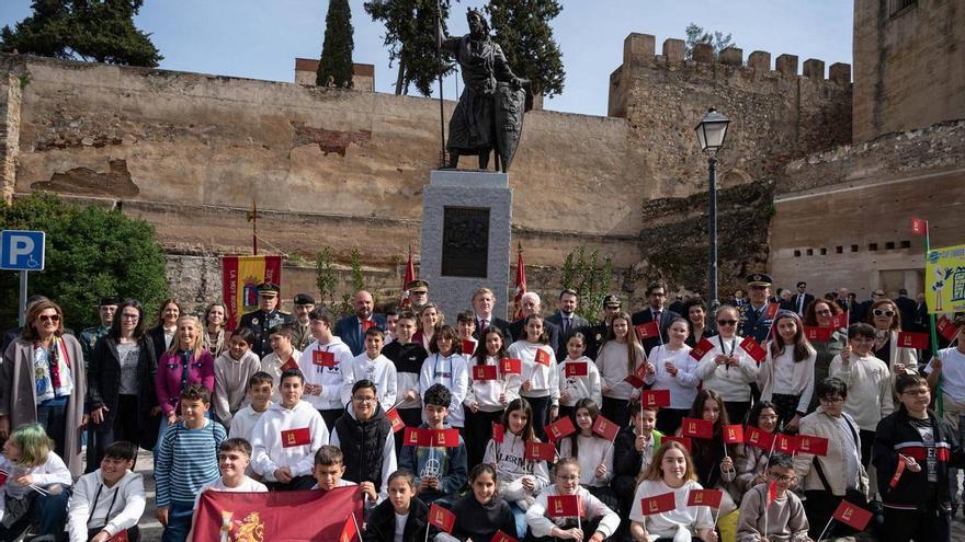 La figura de Alfonso IX ya preside la plaza de San José como nuevo símbolo histórico de Badajoz