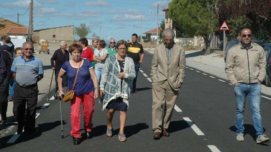 Mayte Martín Pozo (centro) y los alcaldes de la zona pasean por el tramo de carretera mejorado.