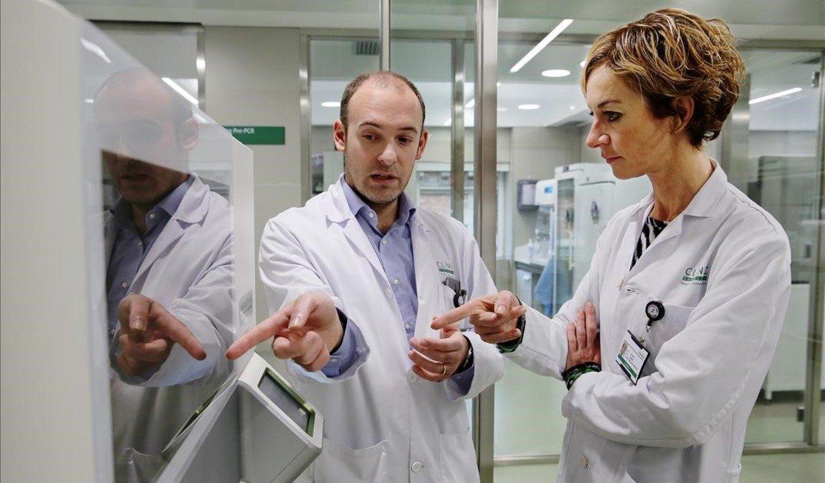 Noemí Reguart (derecha), oncóloga del Clínic-Idibaps y coordinadora del trabajo, junto a Aleix Prat, jefe del Servicio de Oncología del hospital.