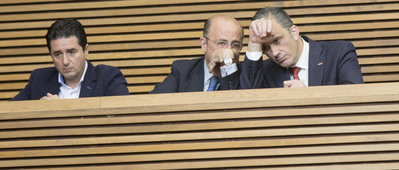 Gil Lázaro y Ortega Smith, en el balcón de invitados de las Corts.