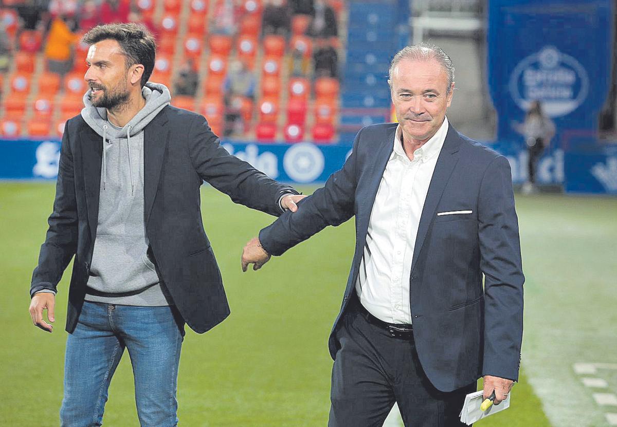 Juan Ignacio Martínez saluda a Rubén Albés, entrenador del Lugo, al inicio del encuentro