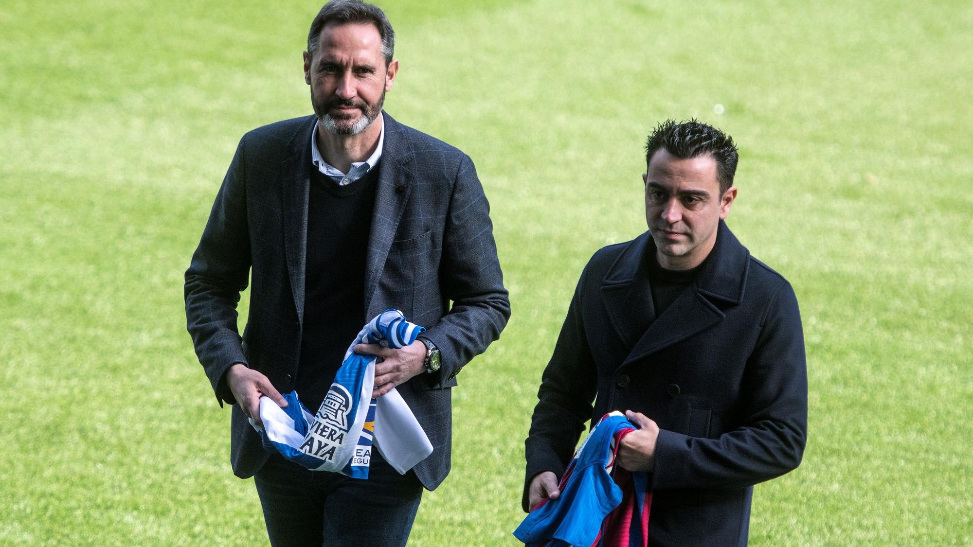 Cornellà El Prat 11.02.2022 Deportes Los entrenadoresdel RCD Espanyol, Vicente Moreno, y del Barça, Xavi Hernández, sobre el césped del RCDEstadium en el tradicional encuentro previo al derbi de liga entre ambos equipos. Fotografía de Jordi Cotrina