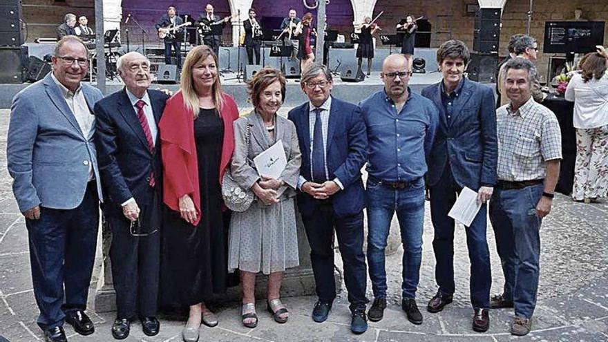 Juli Fuster, Rafael Parera, Patricia Gómez, Joana Maria Román, Vicenç Thomàs, junto al presentador del acto, Joan Monse y varios amigos de la Fundació Amazonia, en el Castell de Bellver.