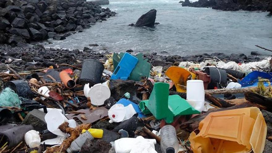 Clamor ecologista ante la invasión de plásticos que ahoga los océanos