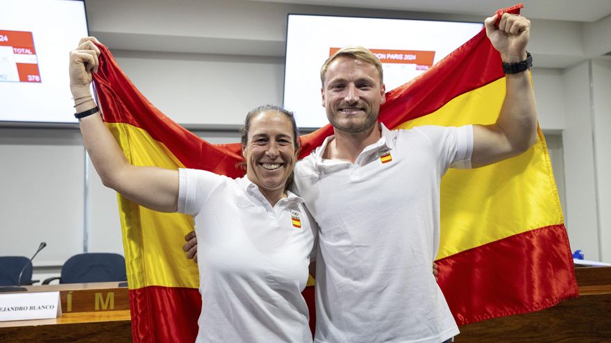 El piragüista Marcus Cooper junto a la regatista Tamara Echegoyen, abanderados españoles en París