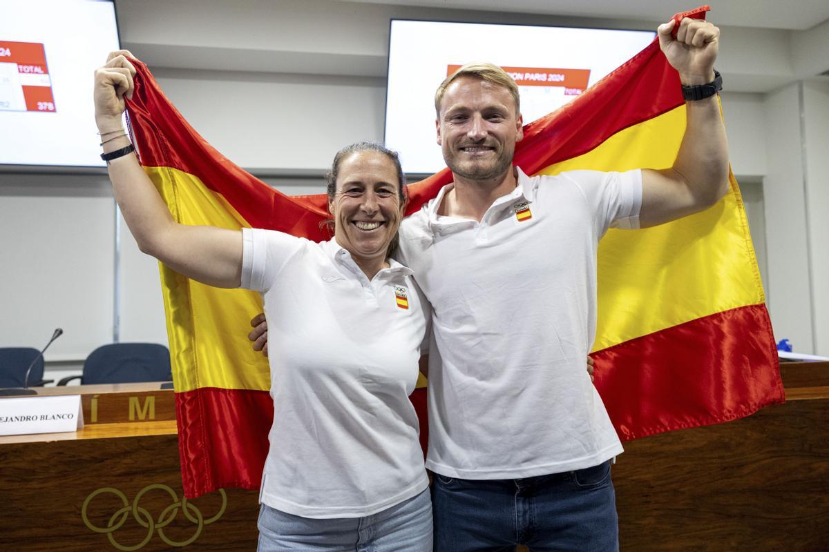 El piragüista Marcus Cooper junto a la regatista Tamara Echegoyen, abanderados españoles en París