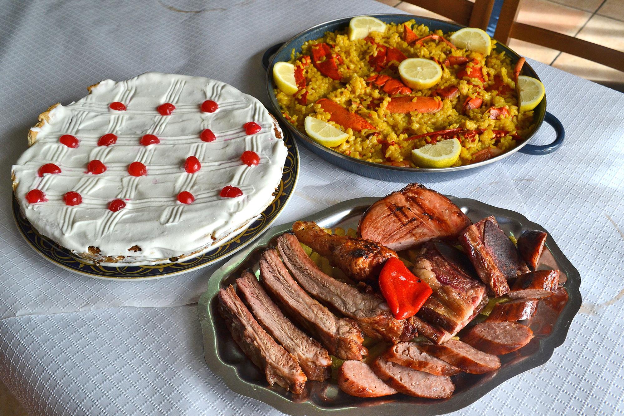 Paella de marisco, parrillada individual de menú de fin de semana y tarta de avellana, cabello de ángel y nata.