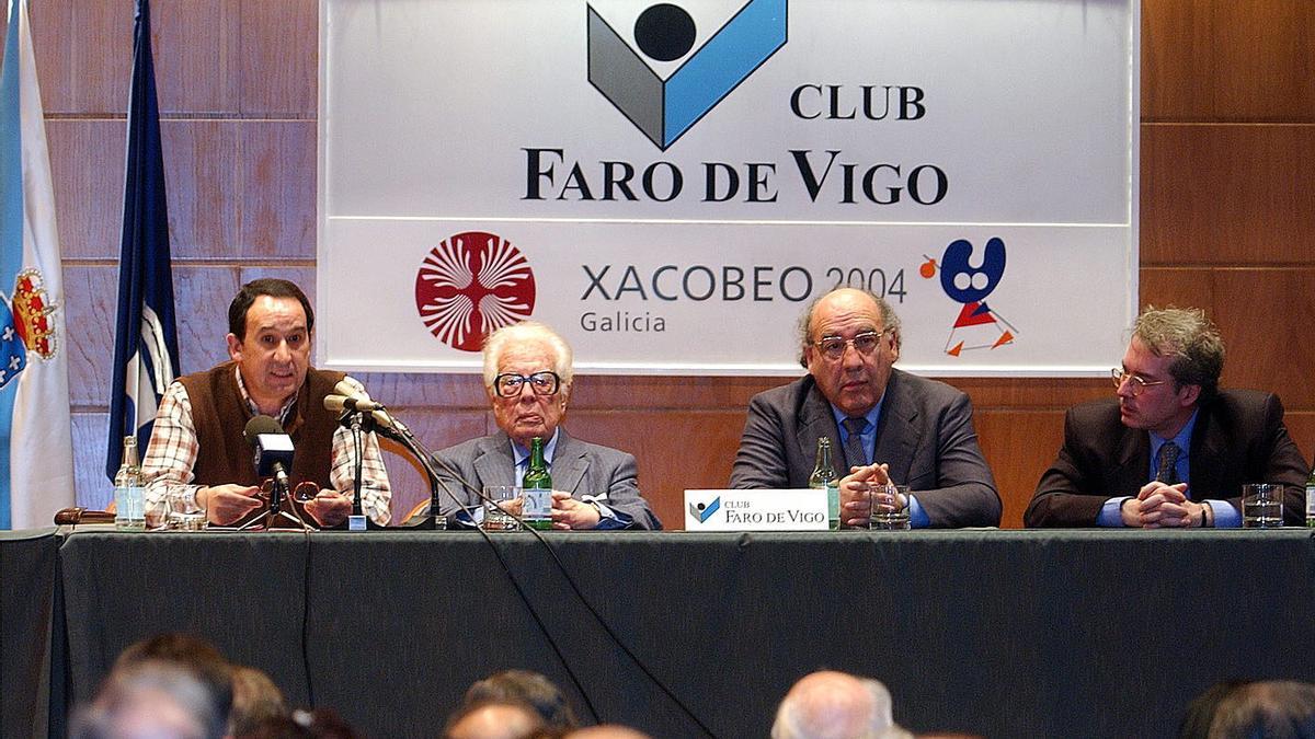 Coloquio do Club Faro polo Día das Letras Galegas coa participación de Fernández del Riego.
