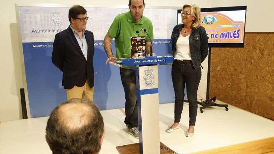 Arsenio Álvarez (Escudería Avilesina), César Palacios (piloto local) y Ana Hevia (concejala de Deportes), durante el acto de presentación.