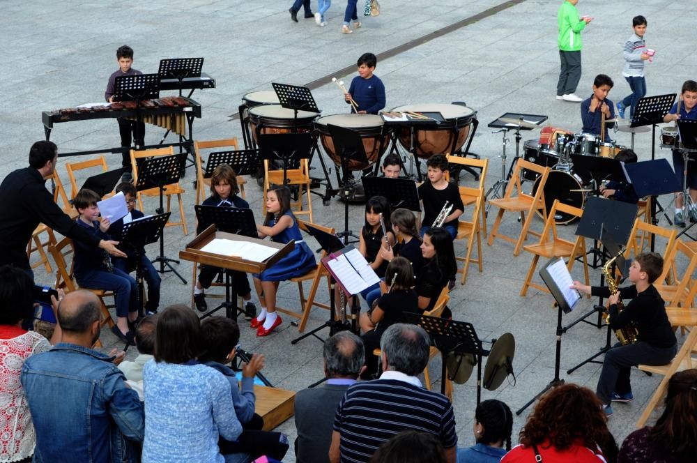 La explanada del Auditorio Municipal sirvió como escenario para la última actuación del curso de los alumnos de la Escola Municipal de Música "Bernardo del Río" de Vilagarcía