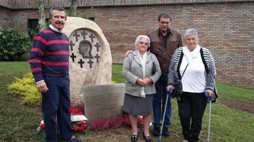 De esquerda a dereita, Daniel Pazó -autor da escultura-, Julia Barbosa, Javier Aballe e Pilar González -fillas e neto de tres dos asasinados-, onte na inauguración do Xardín da Memoria de Panxón.