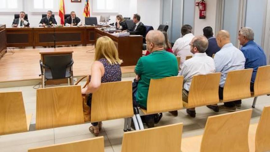 Los acusados ayer en el juicio iniciado en la Audiencia.