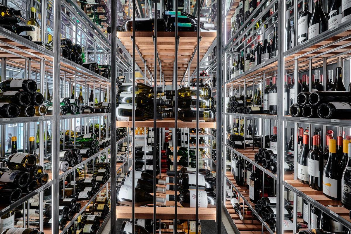 Bodega acristalada del wine bar.