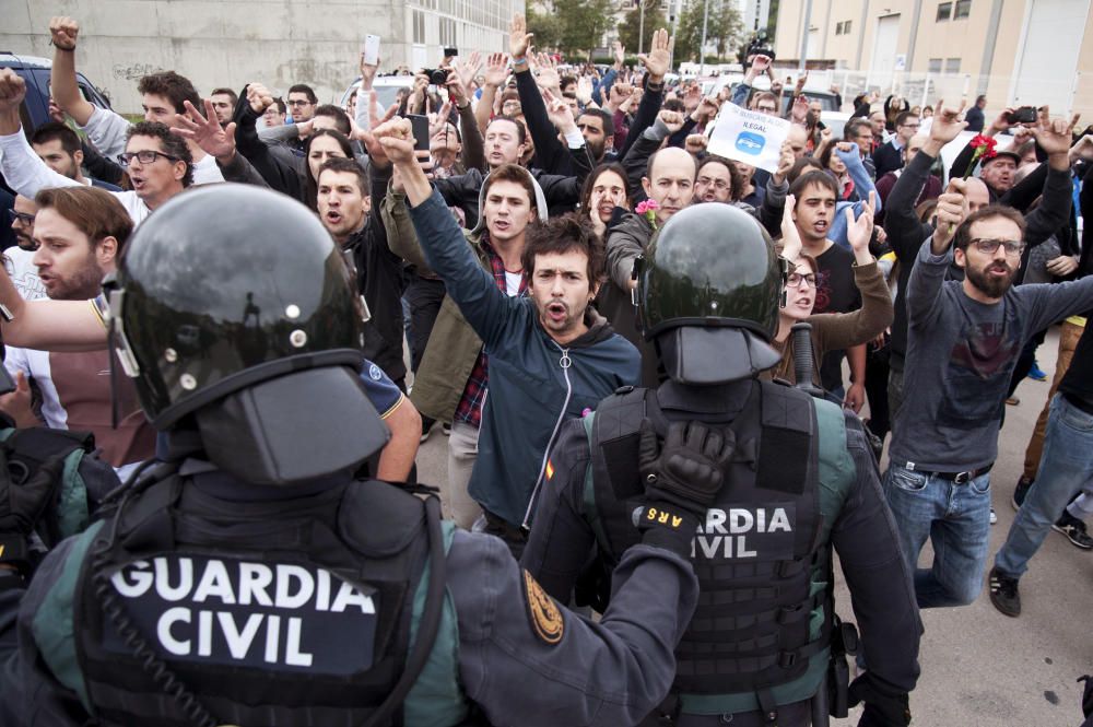 La Guàrdia Civil desallotja per la força el pavelló de Sant Julià de Ramis