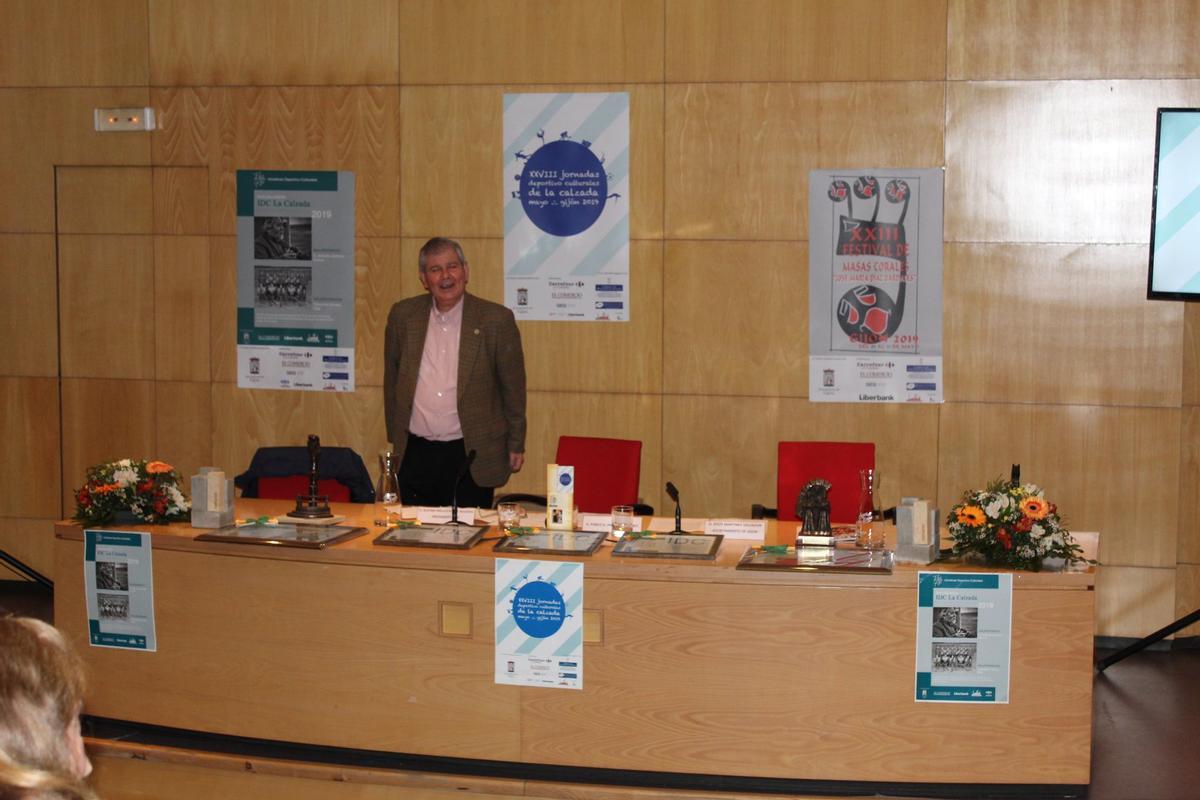 Rufino Ballesteros en la presentación de una de las ediciones rodeado de carteles.