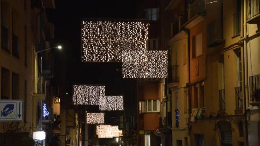 Les cortines de llums de Nadal al carrer del Roser que guarneixen el carrer del Roser de Berga