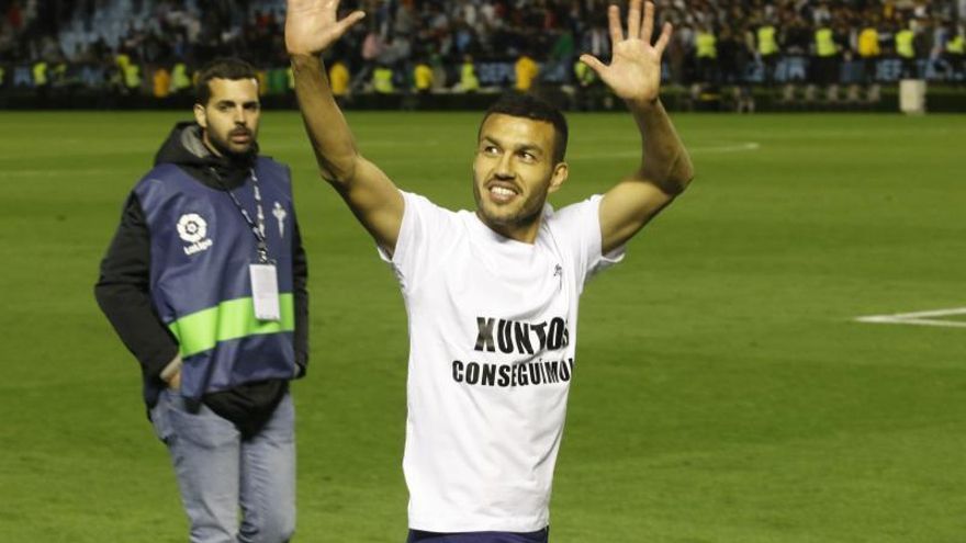 Cabral se despide de los aficionados tras el último partido de Liga.