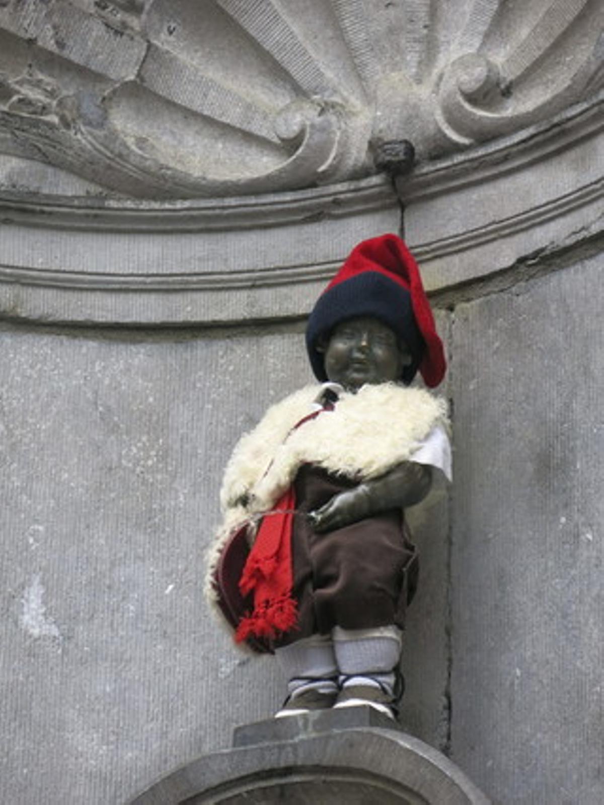 La petita font del Manneken Pis vestida de timbaler del Bruc. La petita font del Manneken Pis vestida de timbaler del Bruc.